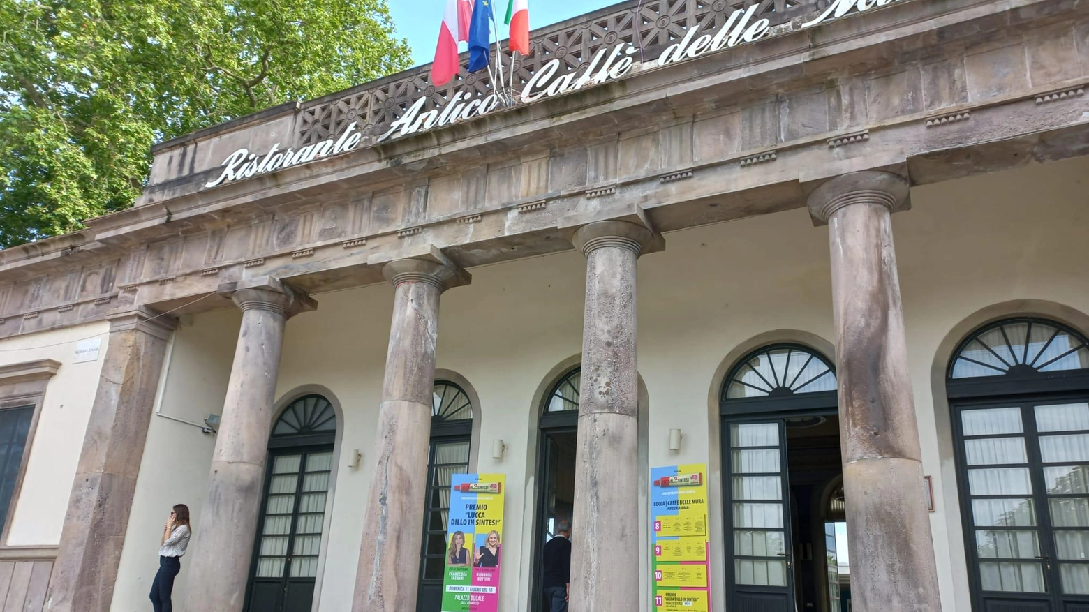 Vandali al Caffè delle Mura Silicone nelle serrature e danni all’impianto elettrico Vandali al Caffè delle Mura Silicone nelle serrature e danni all’impianto elettrico
