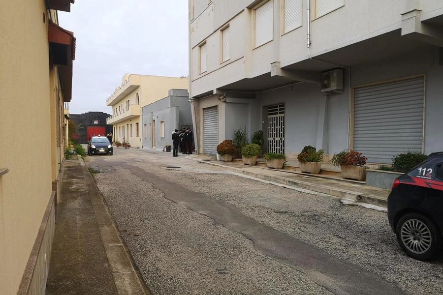 Carabinieri fuori dal covo di Messina Denaro a Campobello di Mazara (Ansa)