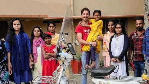 Andrea Delsoldato in 5 mesi da Filattiera è arrivato in Bangladesh per incontrare la bimba adottata a distanza
