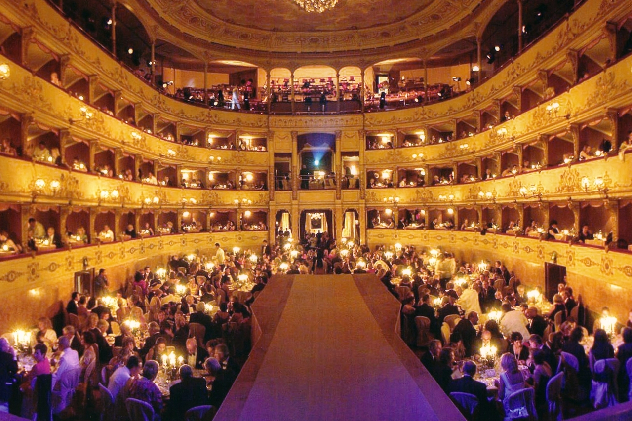 Guido Guidi con Tommaso e Matteo;  nel tondo, GiacomoIl teatro della Pergola e Piazzale Michelangelo: due esempi tra le migliaia di location che negli anni sono state protagoniste dei matrimoni- evento 