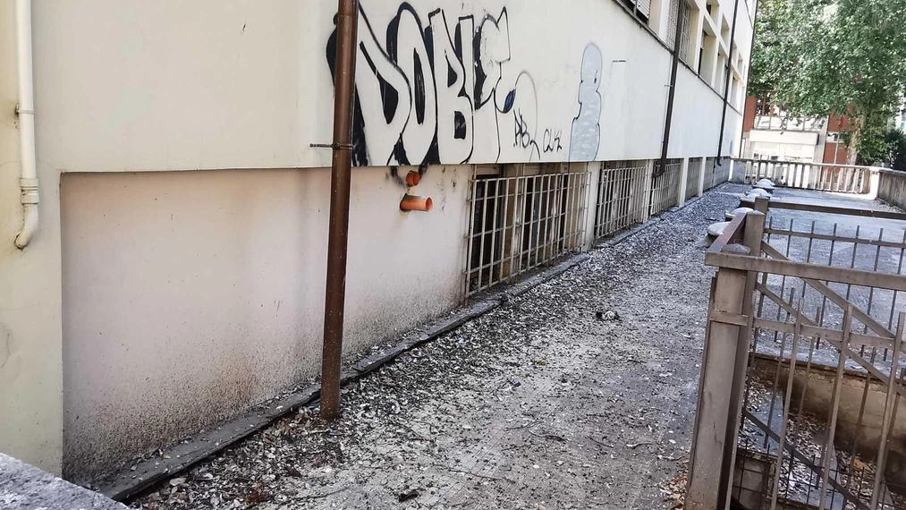 Edificio Asl nel degrado in via Guadagnoli: "La minaccia piccioni"