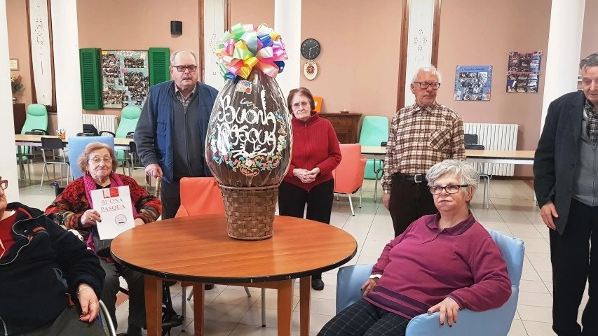 Un gruppo di anziani con l'uovo di Pasqua