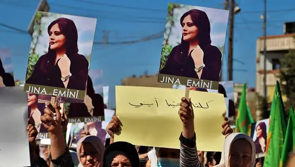 Iran: striscione coi volti dei condannati nella sede del consiglio regionale