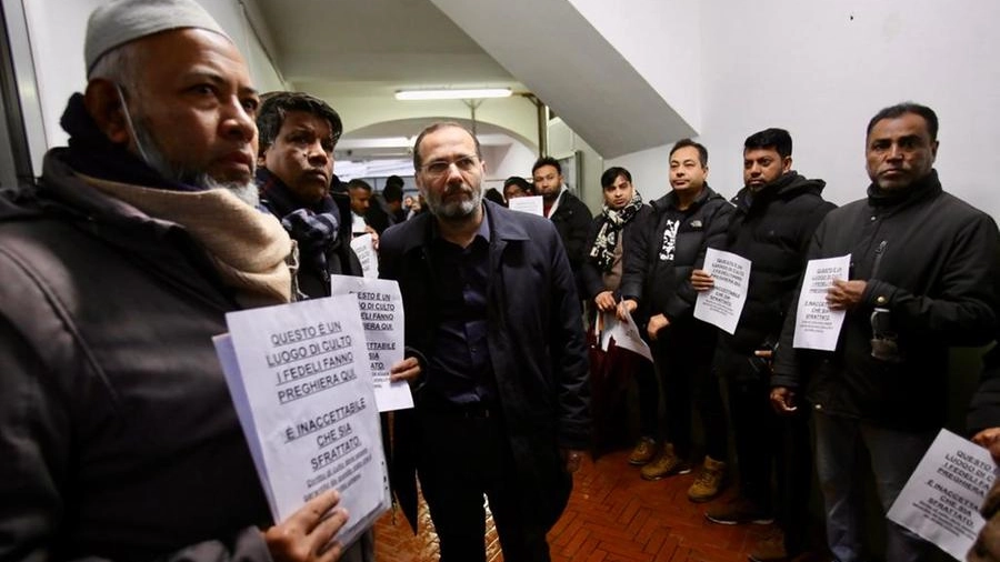 La protesta alla moschea (foto Marco Mori/New Press Photo)