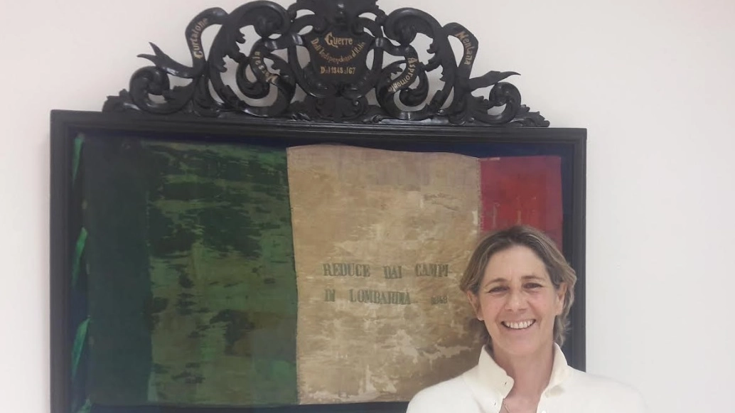 Michela Sagarallino con la storica bandiera del 1848