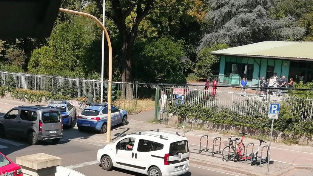 Polizia e Misericordia al centro di accoglienza di via Villamagna