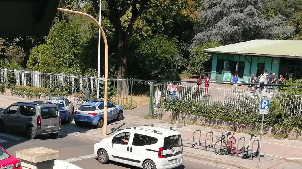 Polizia e Misericordia al centro di accoglienza di via Villamagna Polizia e Misericordia al centro di accoglienza di via Villamagna