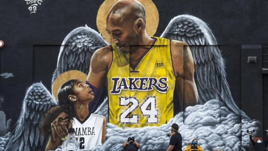 Un murales dedicato a Kobe Bryant e alla figlia Gianna Maria