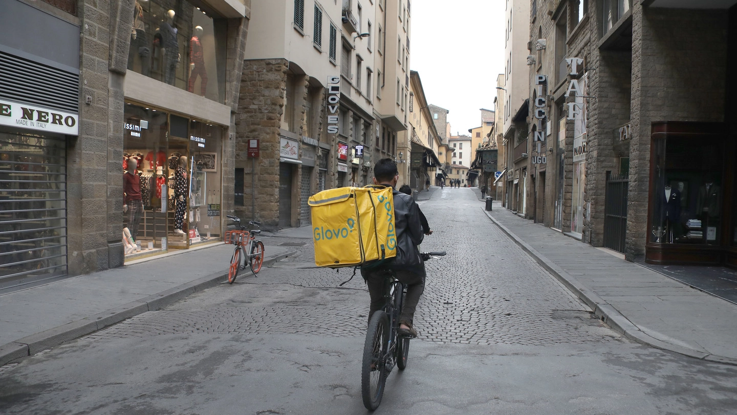 Un rider in una via deserta di Firenze (New Press Photo)