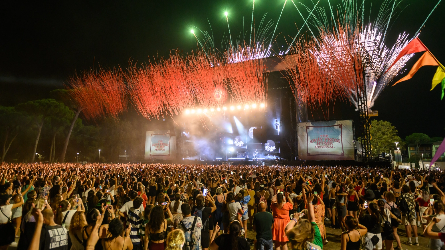 Lido di Camaiore, migliaia di fan per il cantante che ha l’Away From Home Festival
