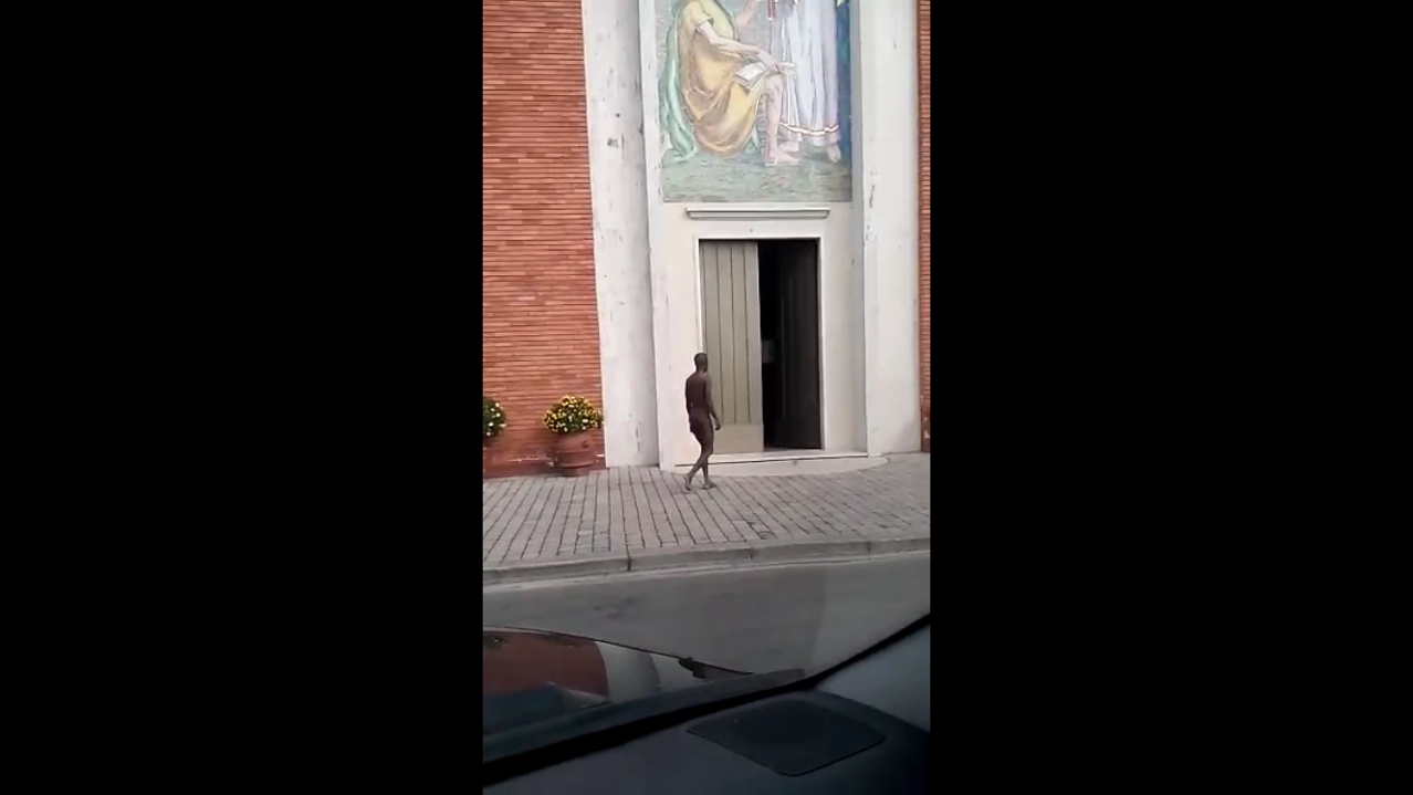Un uomo entra nudo in chiesa
