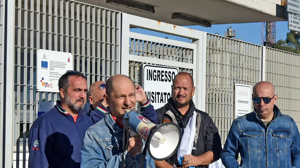 Crisi alla Venator L’appello di don Franco "Ora rimbocchiamoci le maniche tutti insieme" Crisi alla Venator L’appello di don Franco "Ora rimbocchiamoci le maniche tutti insieme"