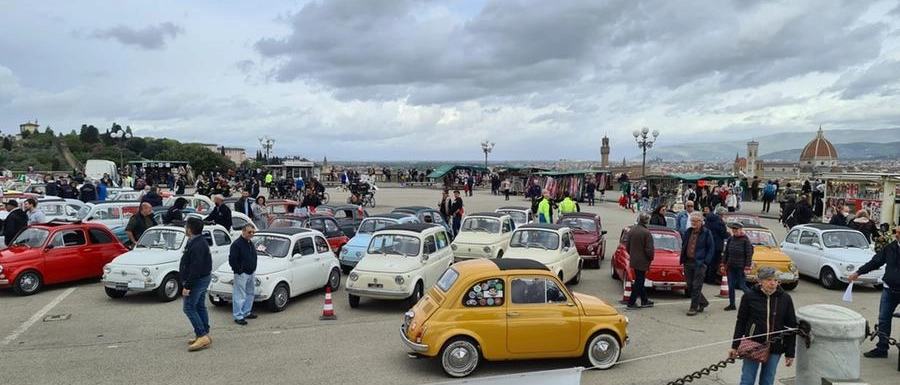 Fiat 500 storiche, il raduno a Pietrasanta