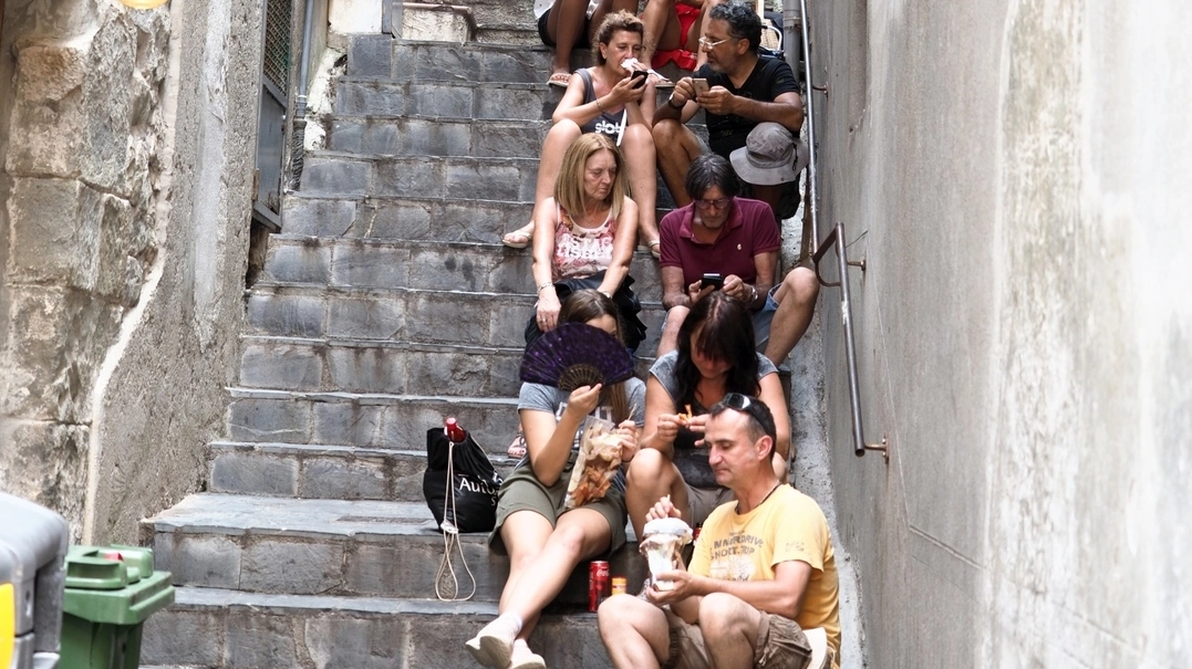 Visitatori accalcati sulla scalinata che collega Riomaggiore a Manarola