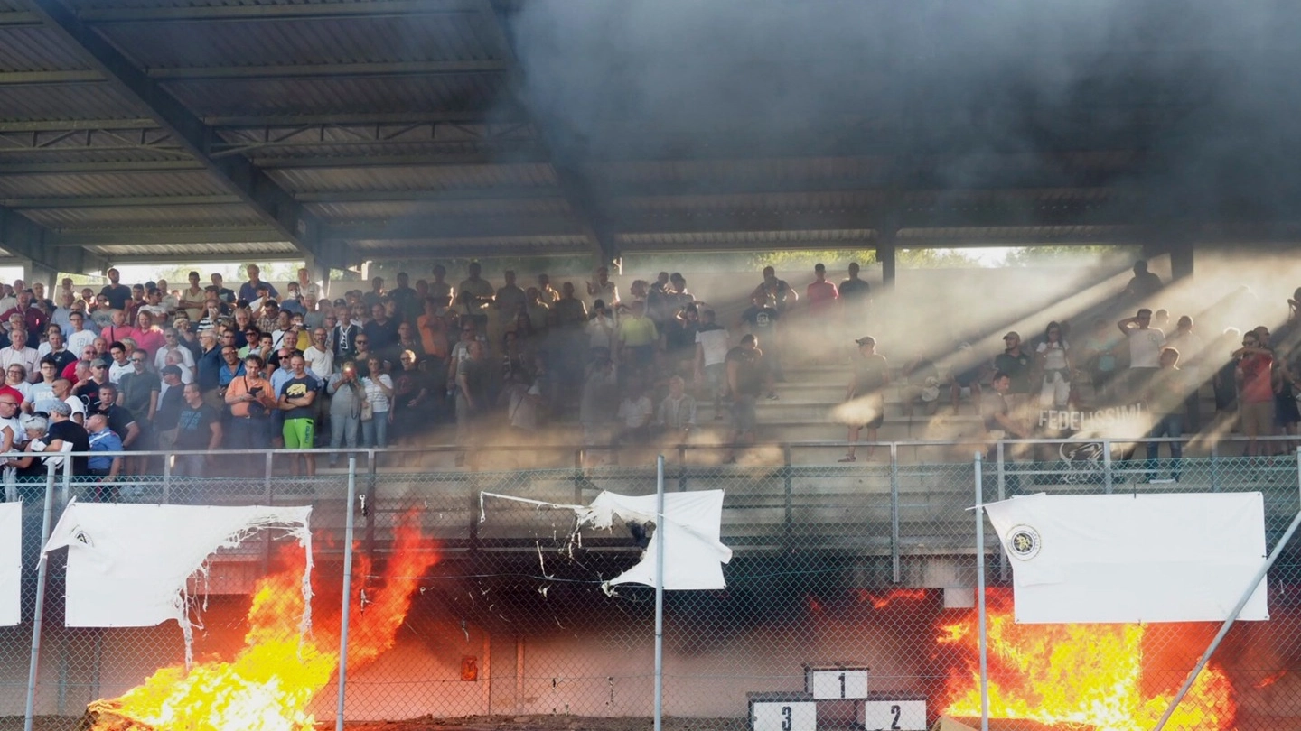 L'incendio a bordocampo durante la partita (foto Pasquali)