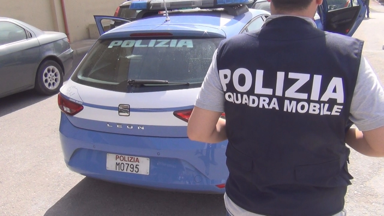 La squadra mobile è intervenuta per sventare una truffa La squadra mobile è intervenuta per sventare una truffa
