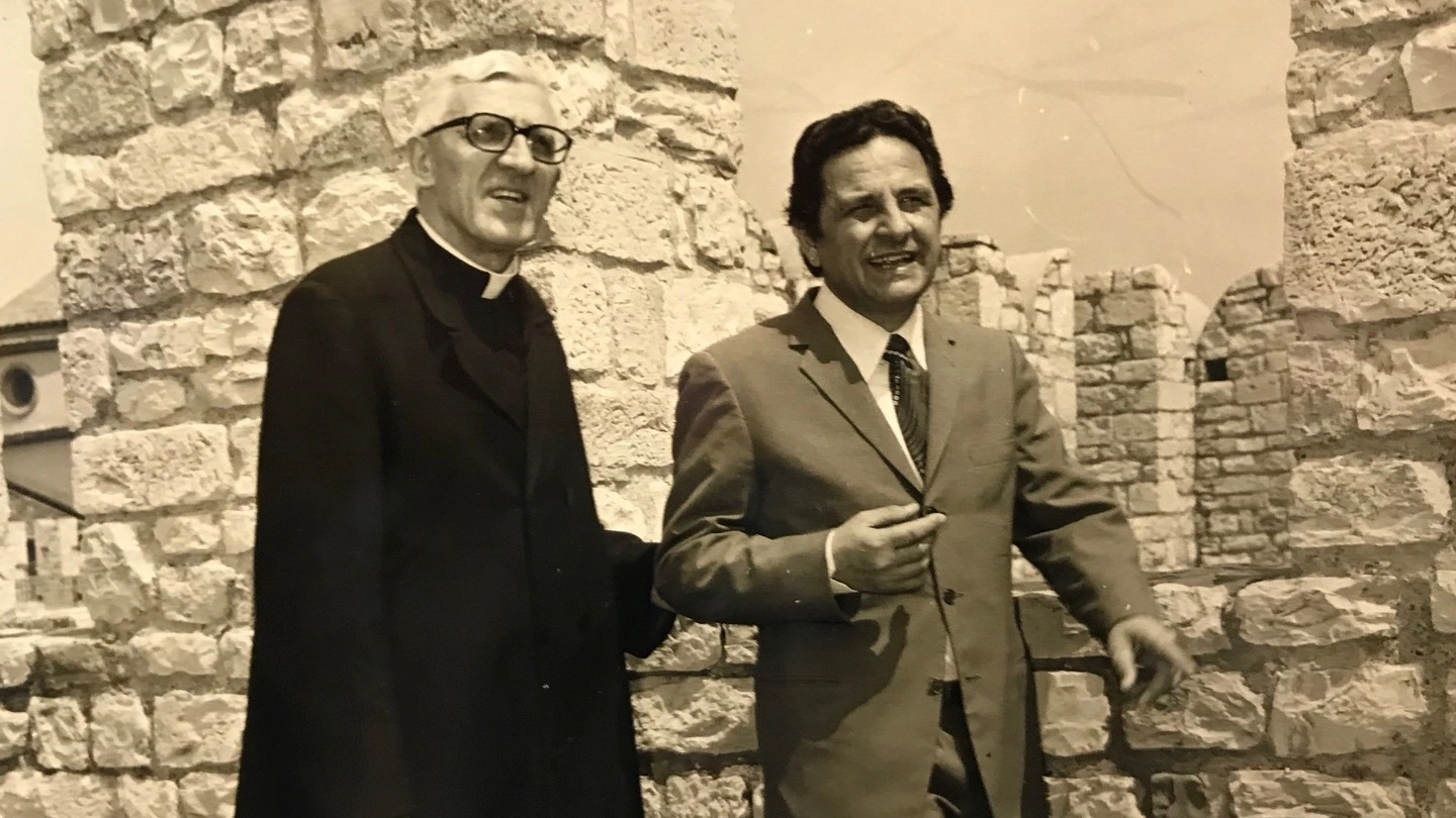Il senatore Mario Santi con il vescovo Fiordelli sul camminamento del Castello