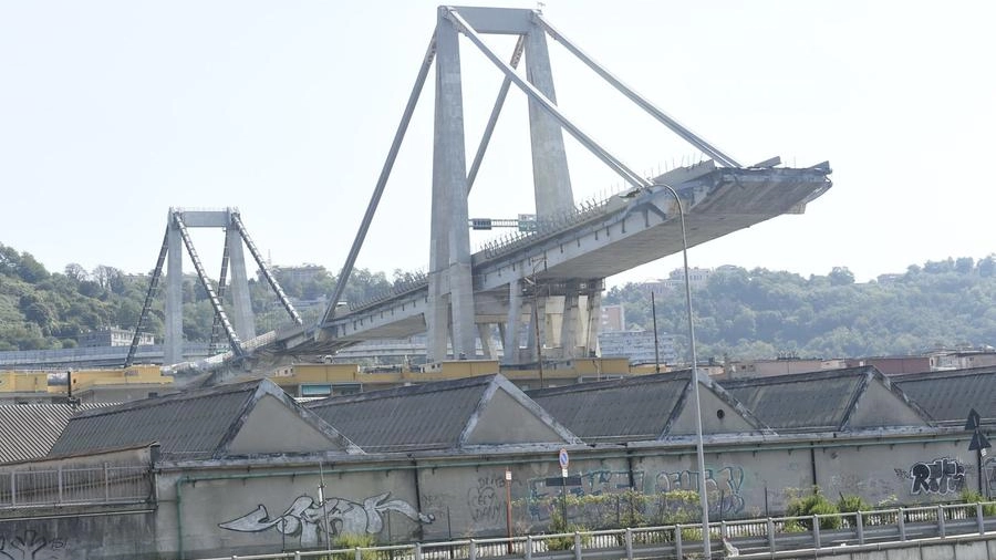 Il ponte Morandi dopo il crollo (Imagoeconomica)