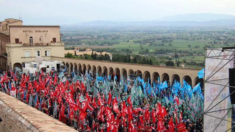 La manifestazione dei sindacati ad Assisi per il Primo maggio (Ansa)