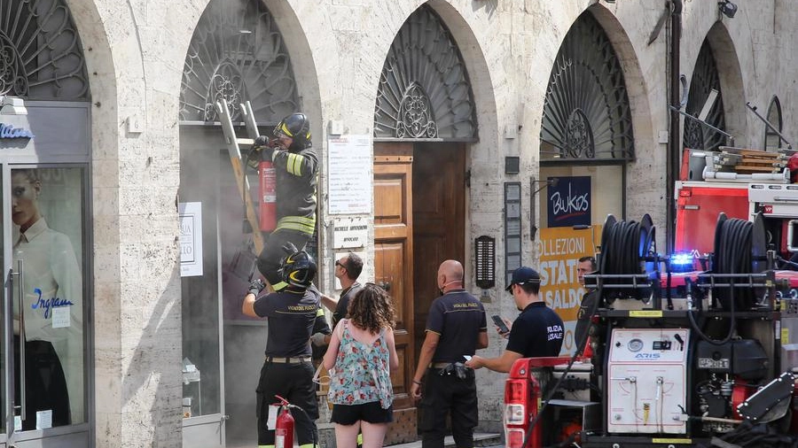 Principio d'incendio in centro a Perugia (foto Crocchioni)