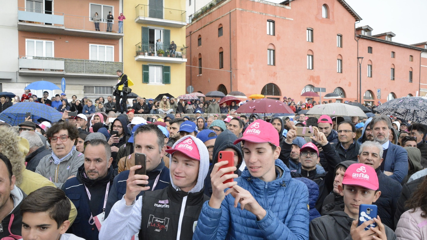 Folla a Orbetello per l'arrivo del Giro d'Italia (foto Aprili)
