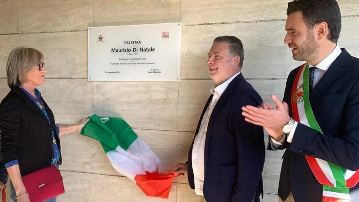 Una palestra per Di Natale. Intitolato all’indimenticato prof lo spazio della scuola media Una palestra per Di Natale. Intitolato all’indimenticato prof lo spazio della scuola media