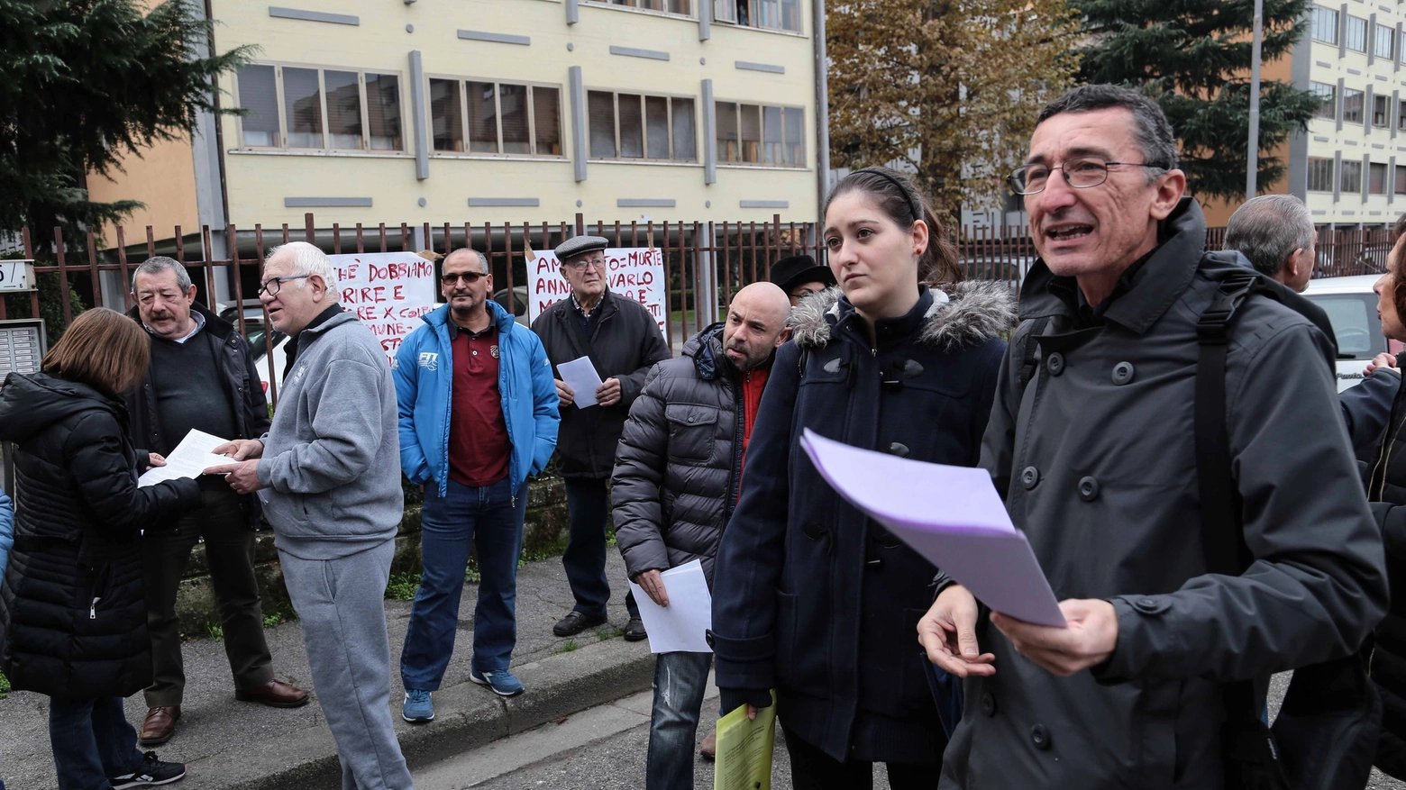  Gli abitanti protestano contro l'amianto in via Canova