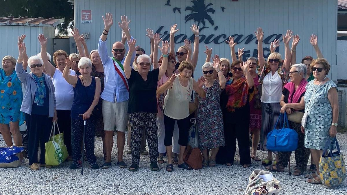 Grazie all’idea di Auser e Comune Bagni di sole e chiacchiere al mare Alla grande l’estate della terza età Grazie all’idea di Auser e Comune Bagni di sole e chiacchiere al mare Alla grande l’estate della terza età
