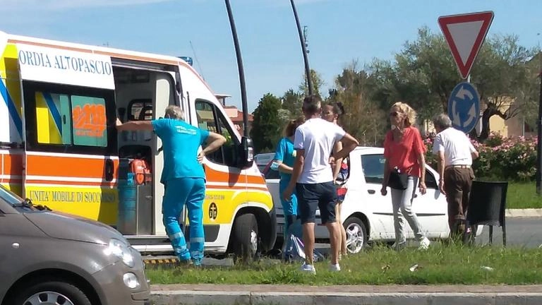 Scontro alla rotonda ad Altopascio: incidente tra Fiat 500 e Panda
Scontro alla rotonda ad Altopascio: incidente tra Fiat 500 e Panda