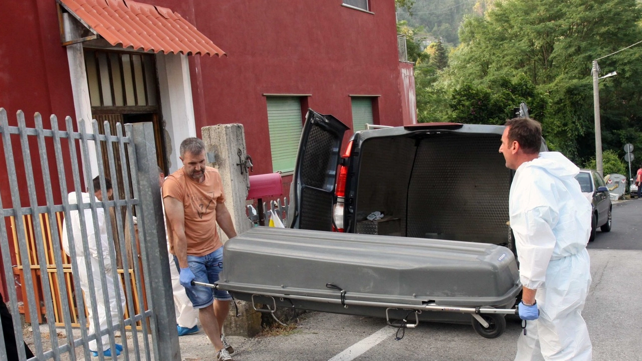 Il recupero del cadavere dalla casa di Carrodano il 22 luglio del 2015