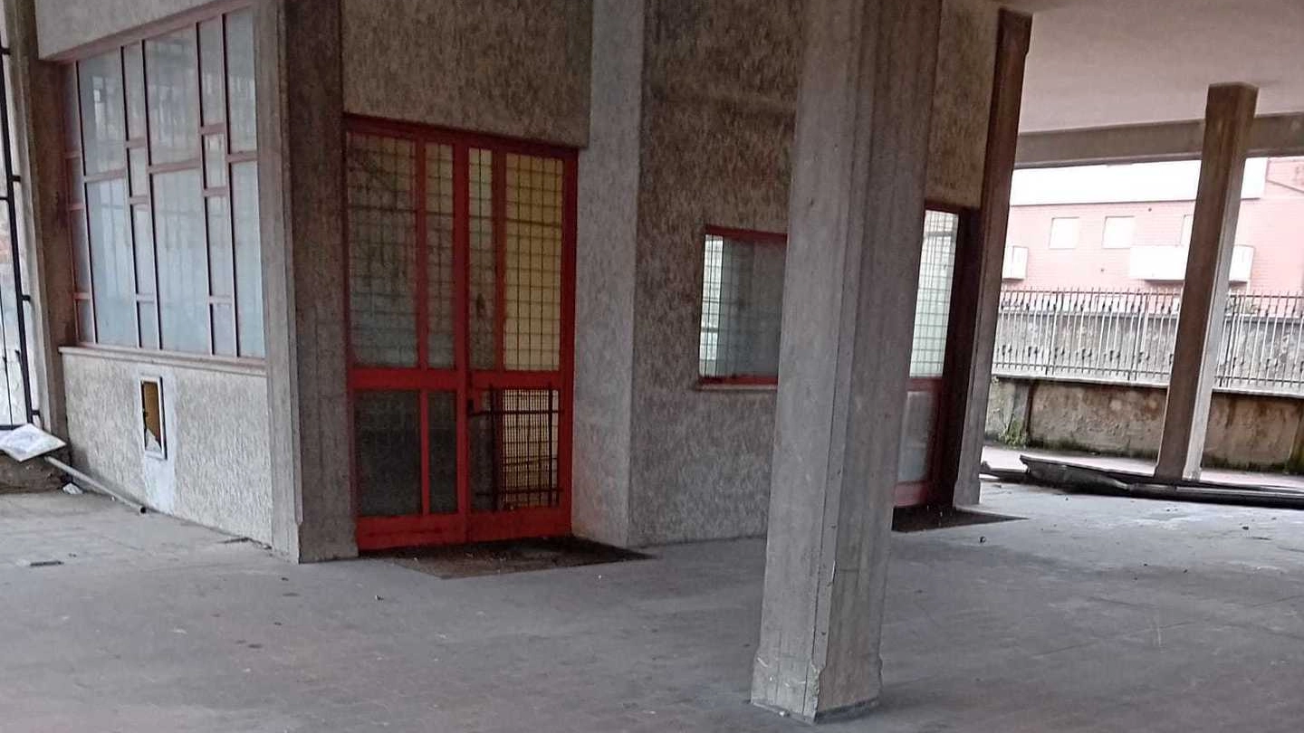 Un’immagine dell’area esterna della ex sede Telecom in via Manin a Montecatini