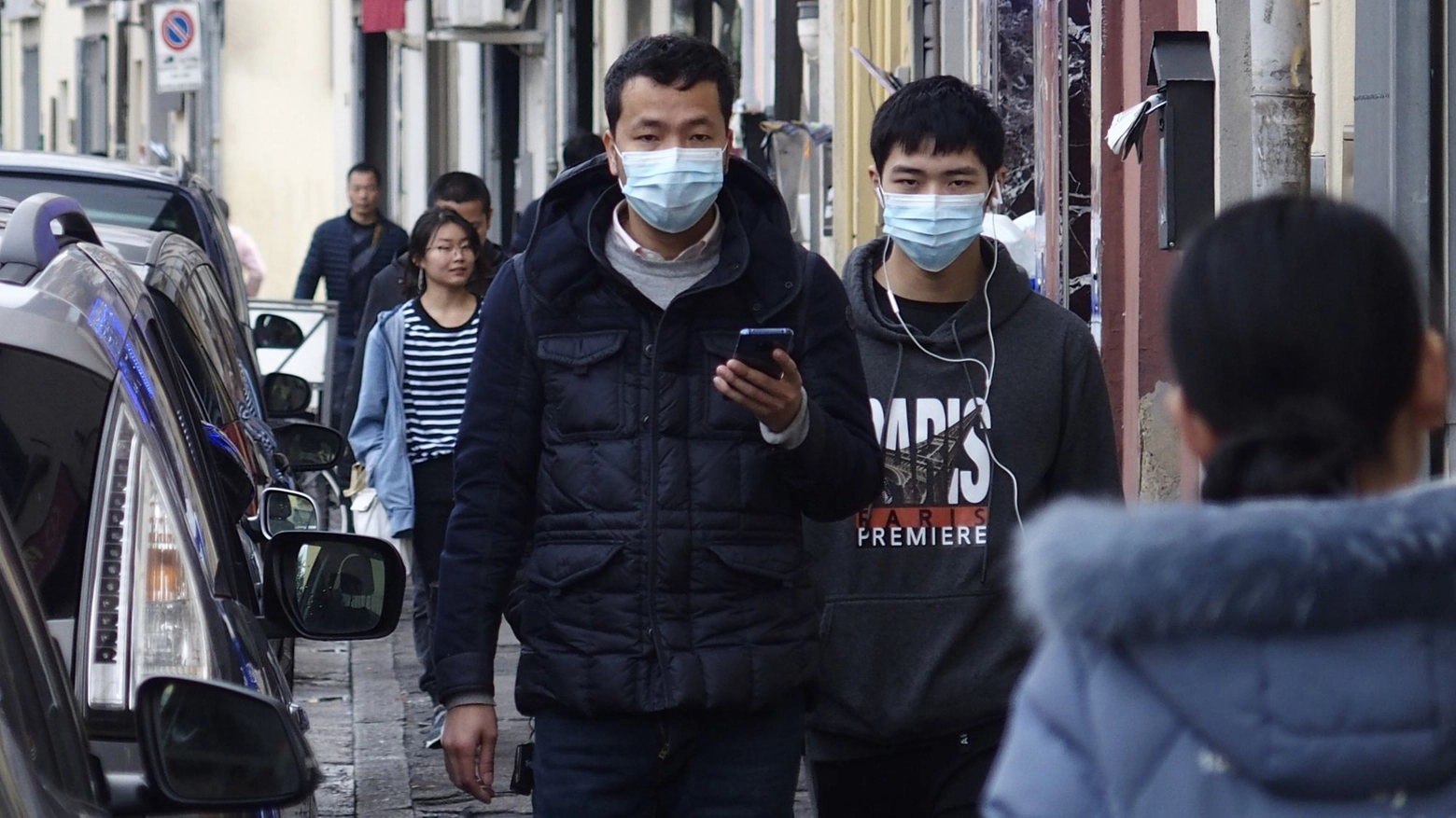 Chinatown pratese, passanti con la mascherina