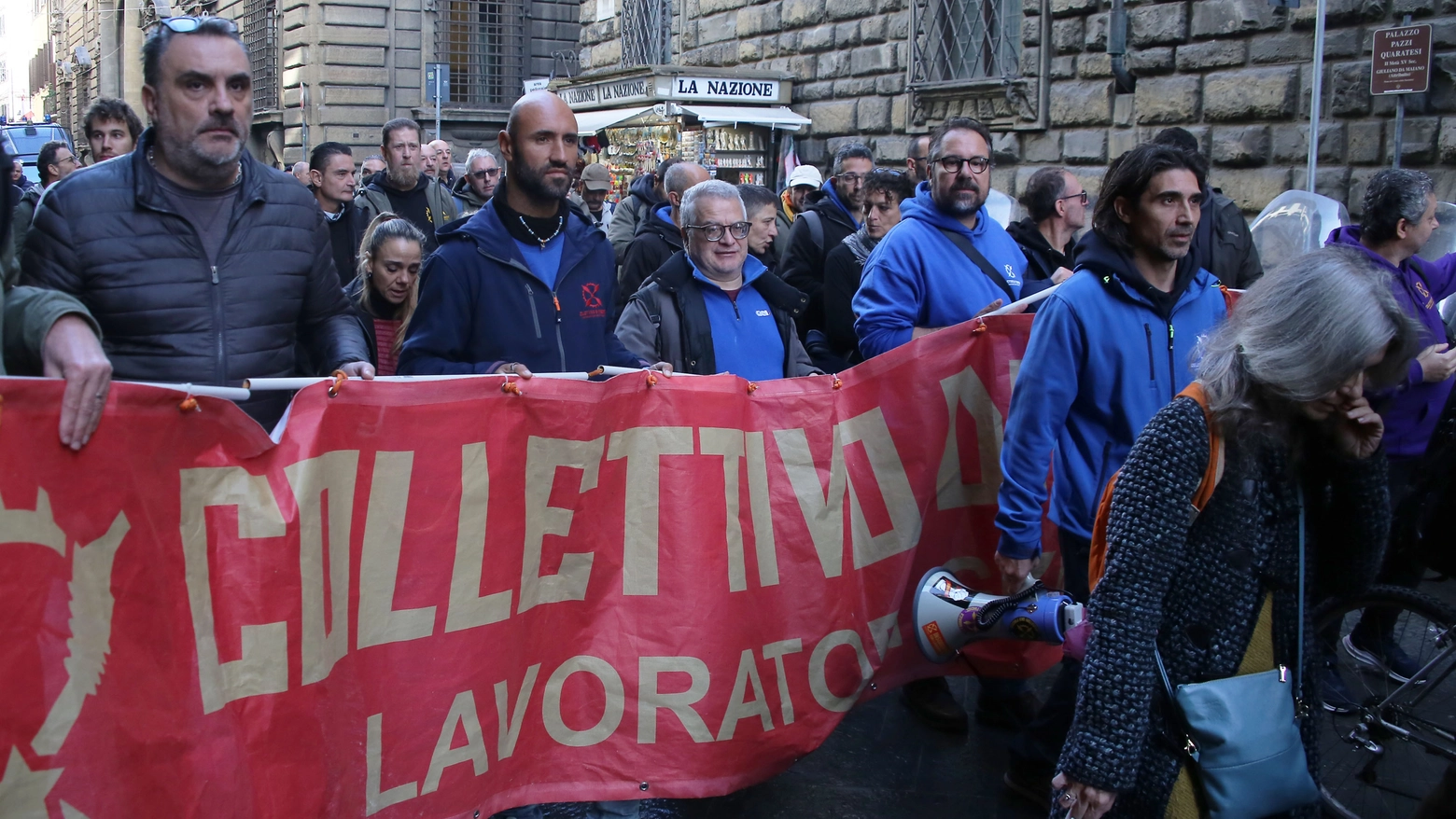 Un corteo degli operai ex Gkn (Foto NewPressPhoto)