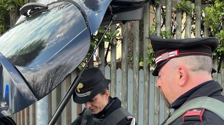 Ladro tradito dal walkie talkie. Carabiniere si finge complice e così arresta il malvivente Ladro tradito dal walkie talkie. Carabiniere si finge complice e così arresta il malvivente