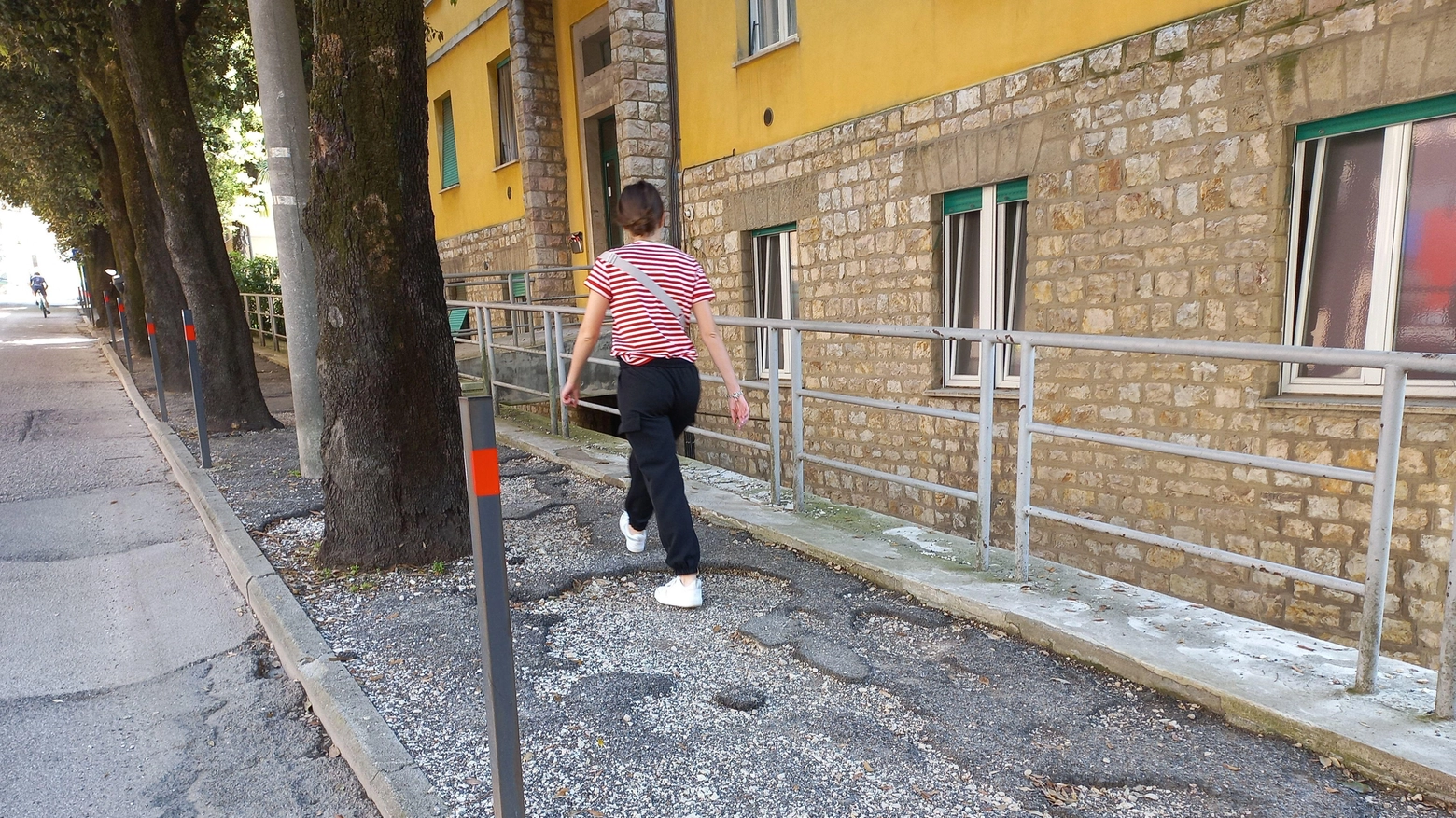 Marciapiedi a ostacoli "Vietato camminare Occhio a quei dissesti" Marciapiedi a ostacoli "Vietato camminare Occhio a quei dissesti"