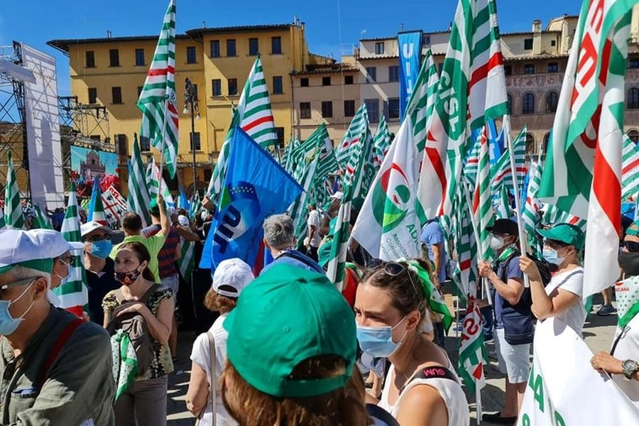 Bandiere Cisl a una manifestazione