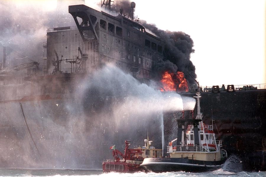 L'incendio della Moby Prince del 1991 (Ansa)