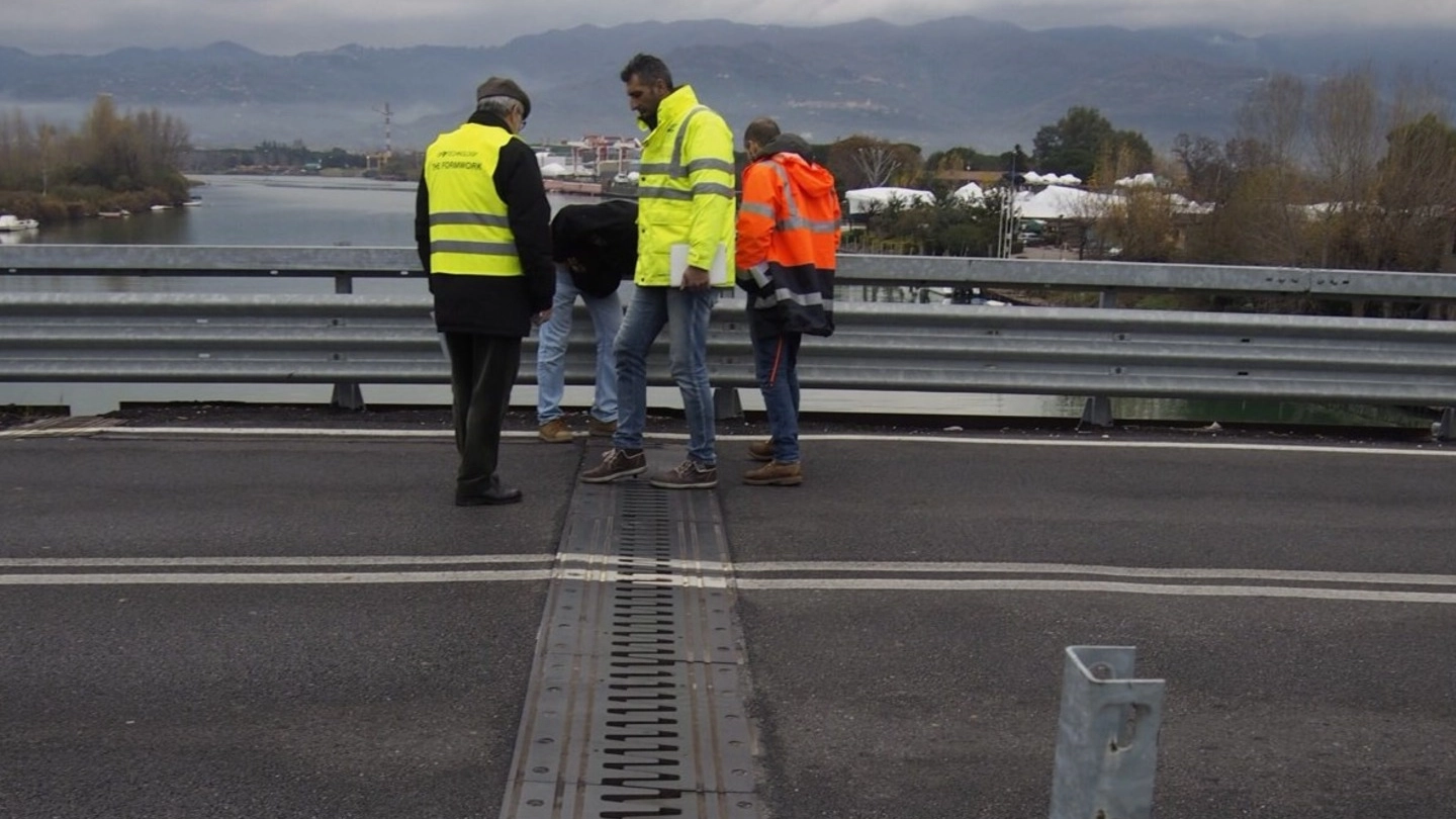 I controlli alla struttura del Ponte della Colombiera durante il primo distacco di un giunto due anni fa
