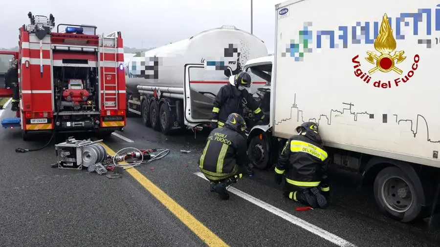 Autocarro contro un'autocisterna, benzina sparsa sul raccordo La Spezia-Santo Stefano