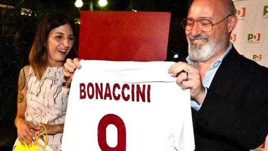 Viola Ferroni, assessora al Bilancio dona la maglia del Livorno al governatore dell’Emilia Romagna Stefano Bonaccini