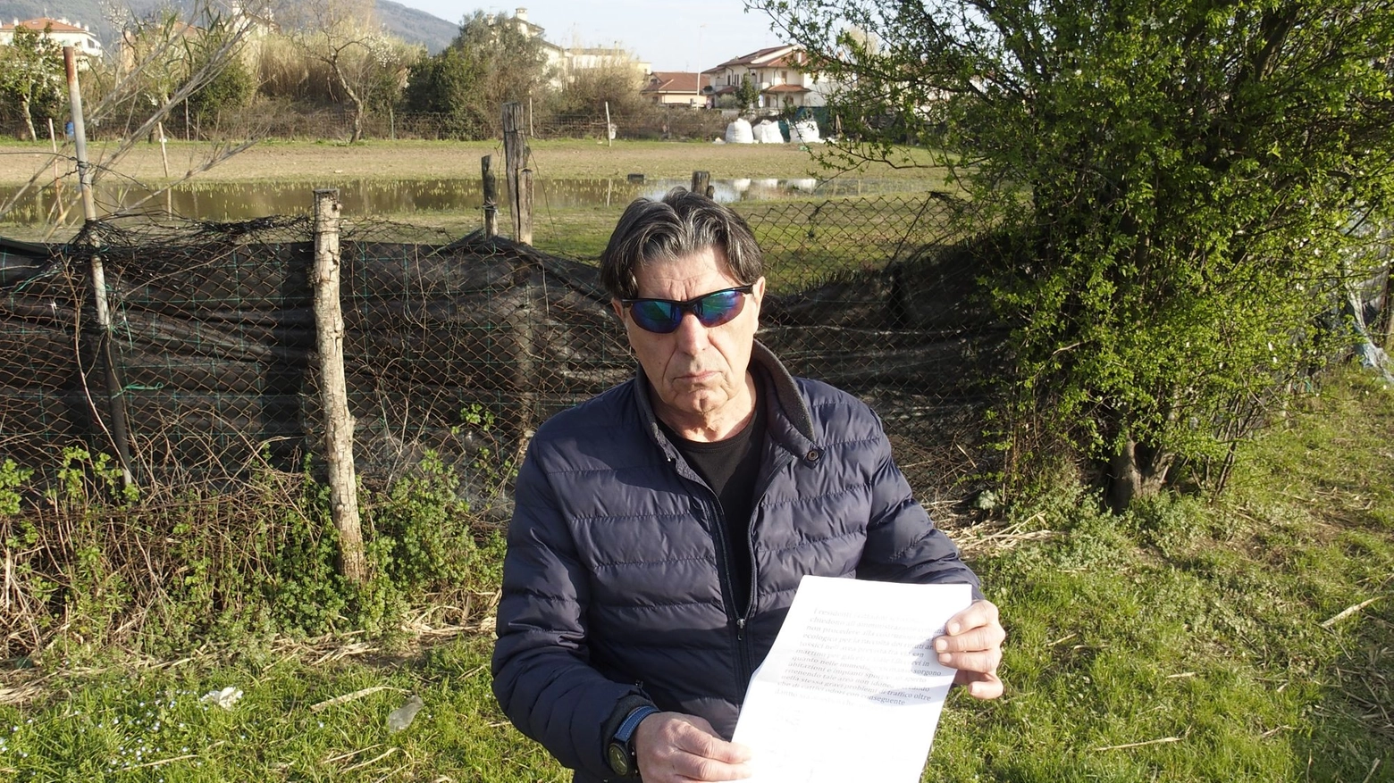 Mario Pugelli mostra le firme in calce all’appello per dire no all’isola ecologica