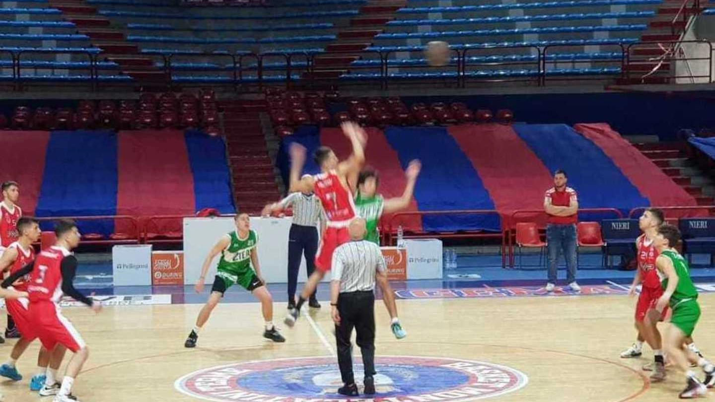 La palla a due fra la Luciana Mosconi Ancona, vincitrice del Trofeo Ebit Eurobasket al Palaterme, e il KK FMP Belgrado