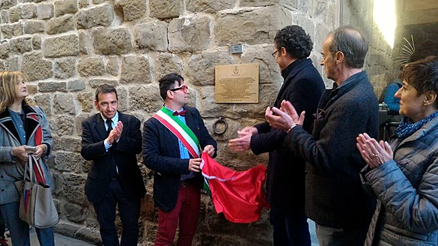 E' stata affissa una targa ricordo del conte Giulio Masetti: donò al Comune il castello sede dell'esposizione