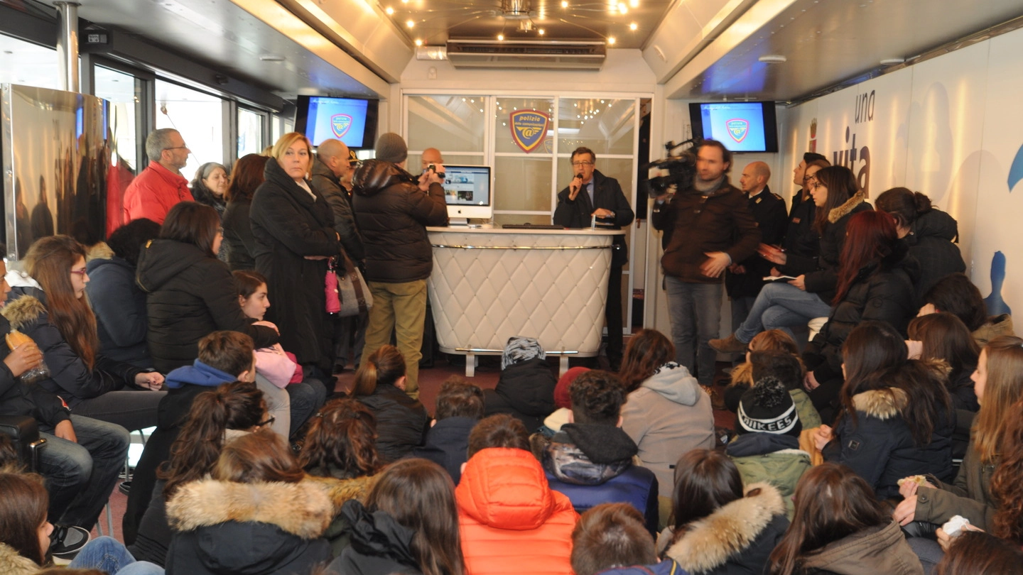 Gli studenti di Spoleto nel truck della polizia ascoltano l’intervento del questore Carmelo Gugliotta