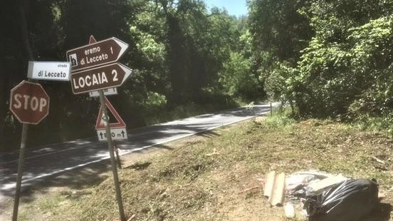 L’Eremo e i rifiuti in strada  La denuncia a Lecceto