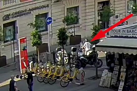 Lo scooter parcheggiato con le chiavi lasciate inavvertitamente nel bauletto  
