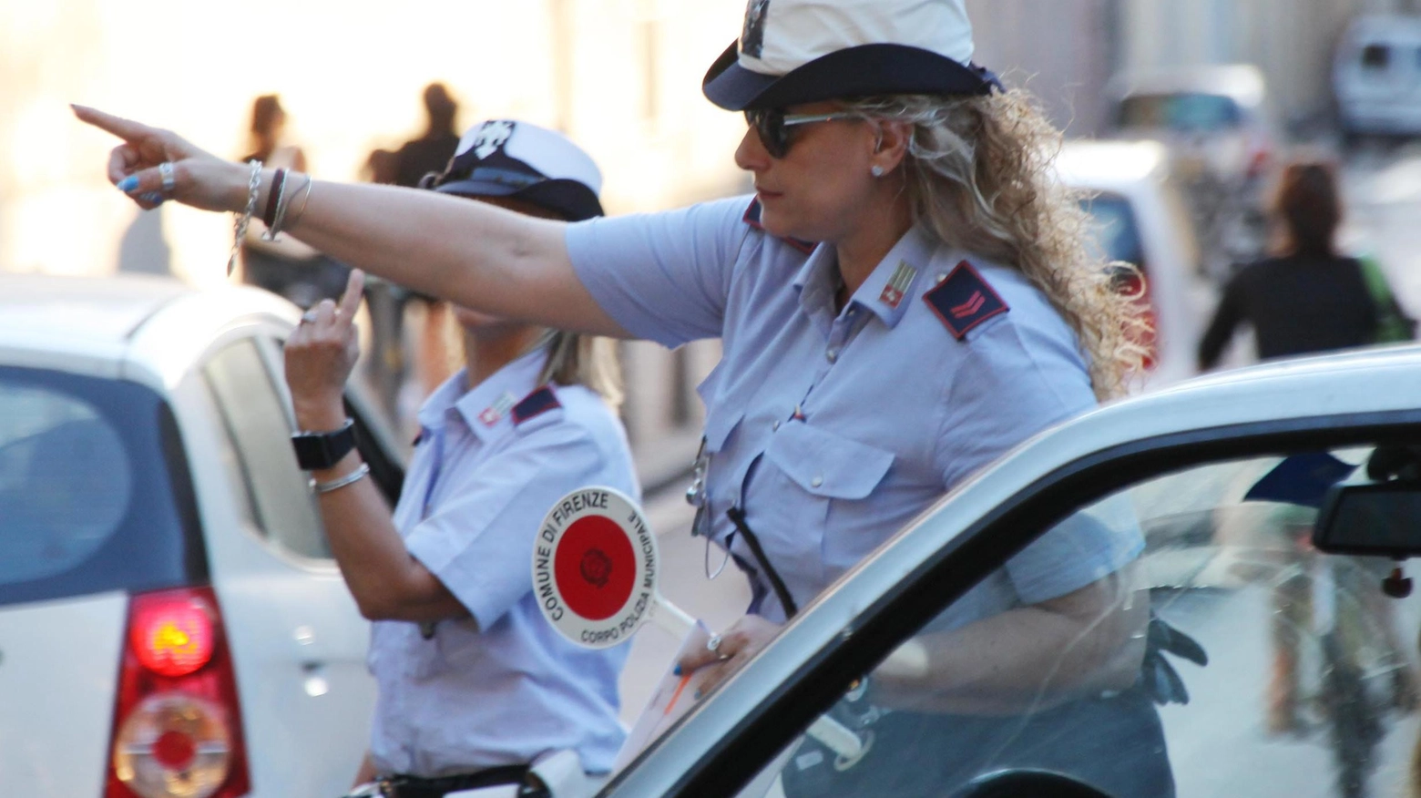 Perde il portafogli in centro I vigili lo ritrovano per strada Turista siciliano scrive per ringraziare Perde il portafogli in centro I vigili lo ritrovano per strada Turista siciliano scrive per ringraziare