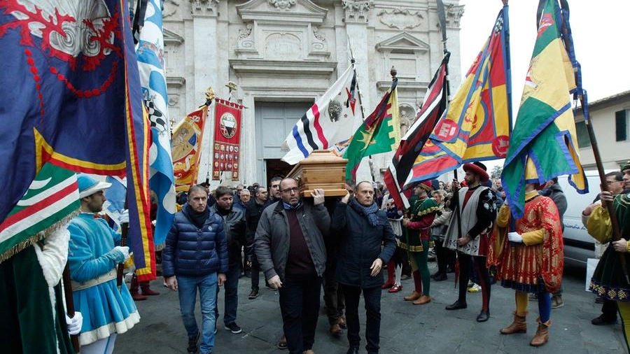 Un momento dei funerali di Ginanneschi (Foto Lazzeroni)