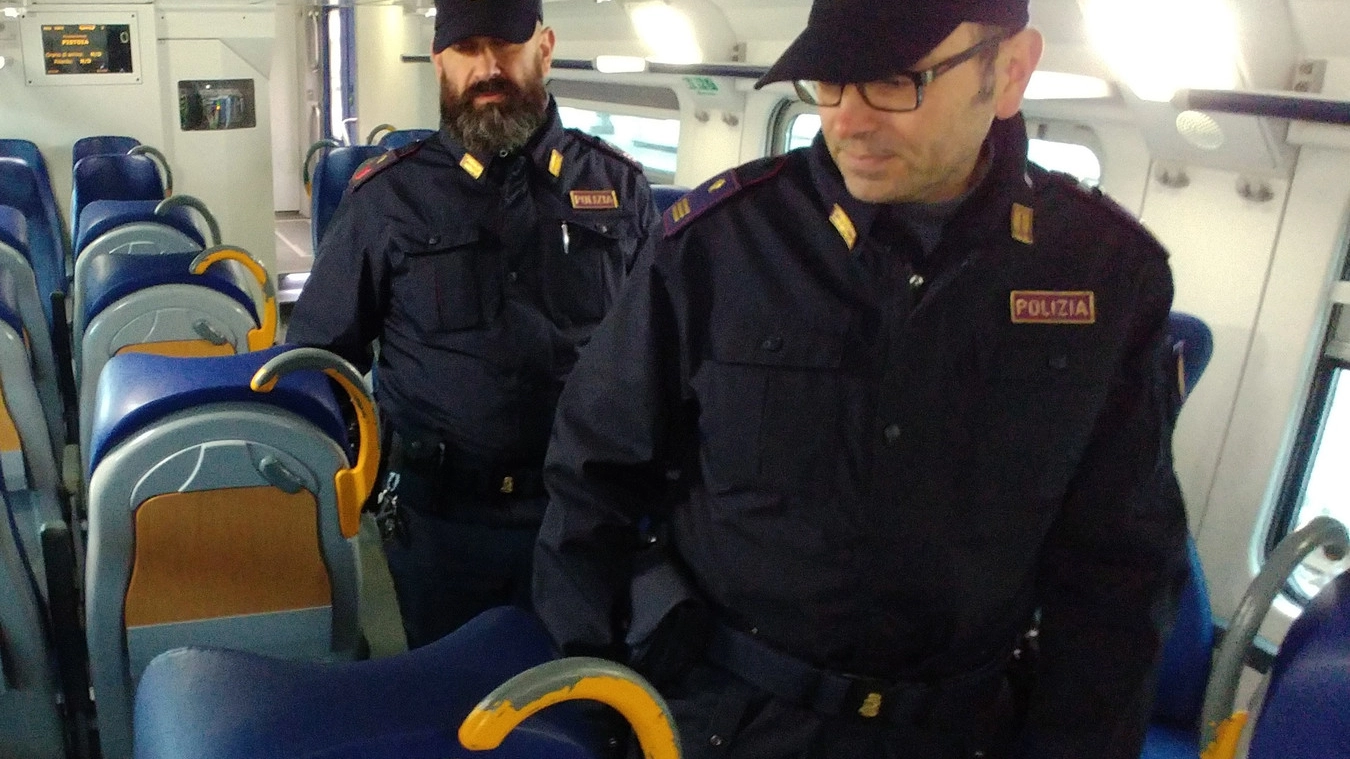 Una pattuglia della polizia ferroviaria durante un controllo (archivio Castellani)