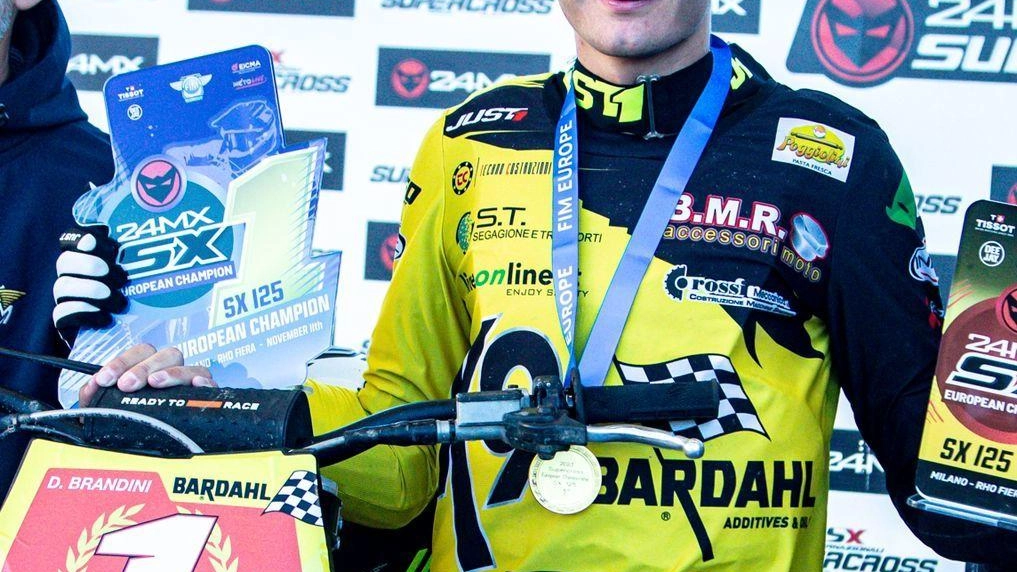 Davide Brandini, di Bettolle, è diventato campione italiano ed europeo di motocross grazie ai sacrifici e alla dedizione. La sua famiglia e il suo allenatore lo hanno sostenuto e incoraggiato a dare sempre il massimo.